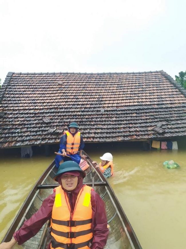 vi-chu-tich-xa-ngam-minh-cuu-nguoi-trong-lu