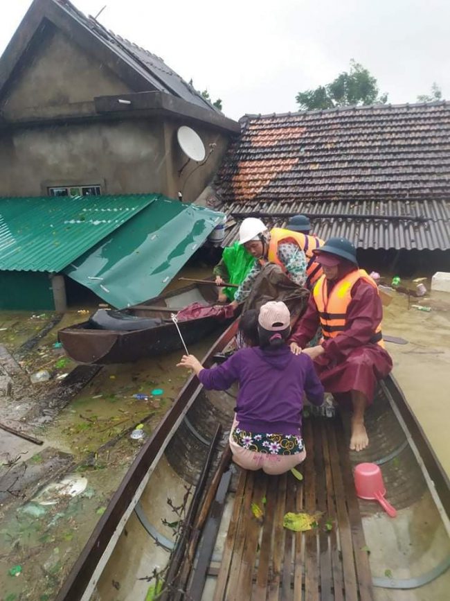 vi-chu-tich-xa-ngam-minh-cuu-nguoi-trong-lu