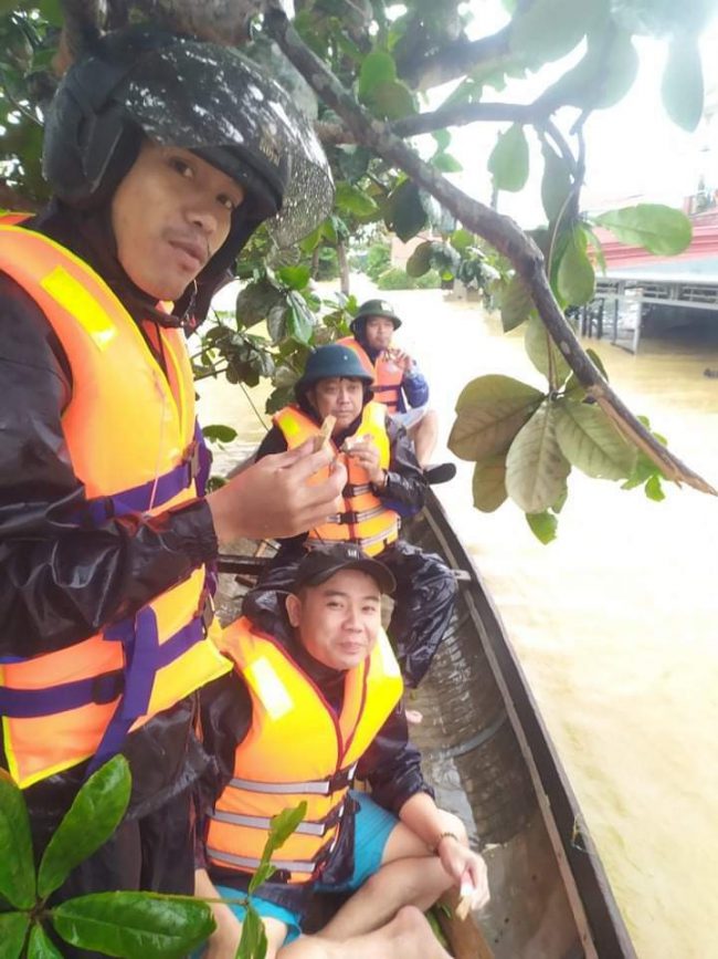 vi-chu-tich-xa-ngam-minh-cuu-nguoi-trong-lu