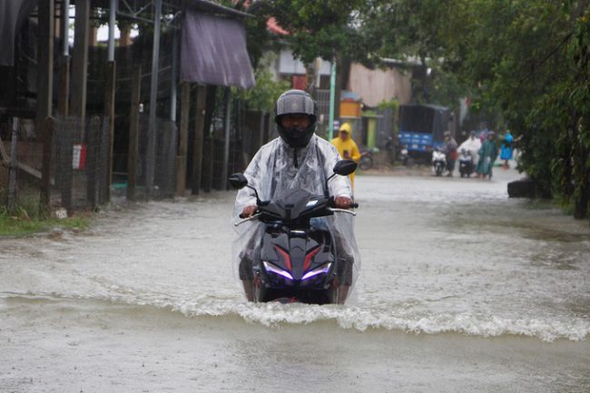 nhieu-khu-dan-cu-ngap-sau-trong-mua-lon