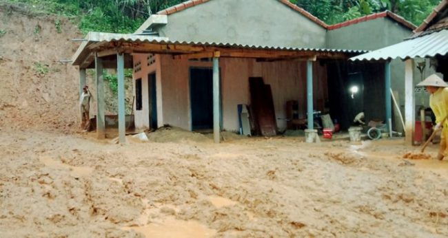 nhieu-khu-dan-cu-ngap-sau-trong-mua-lon