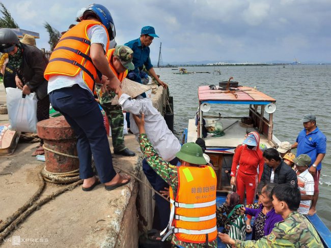 nguoi-mien-trung-chay-bao-molave