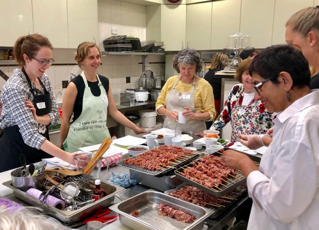 quay-rau-cua-co-gai-viet-o-uc