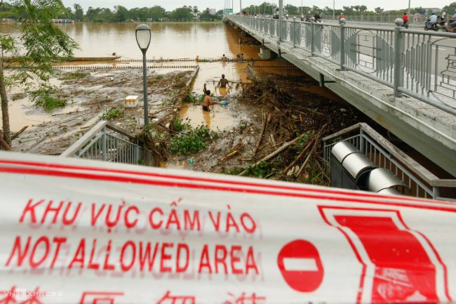 rac-thai-bua-vay-cau-go-lim