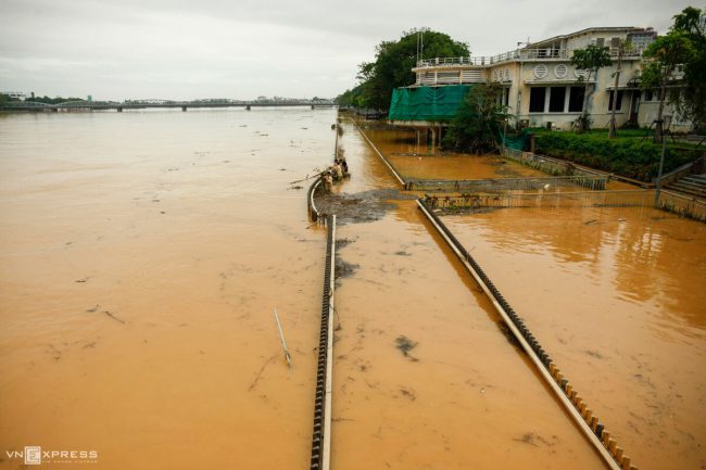 rac-thai-bua-vay-cau-go-lim