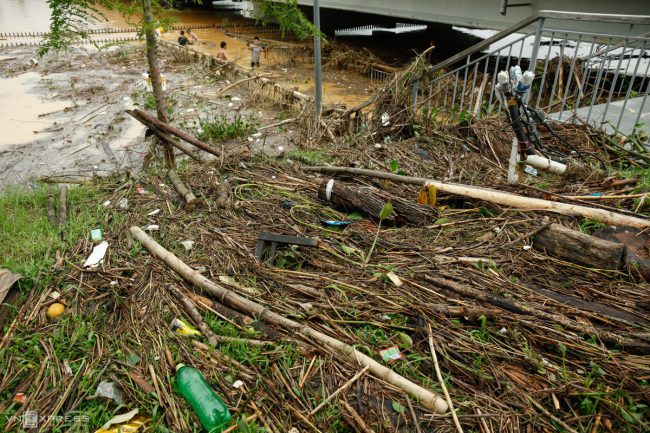 rac-thai-bua-vay-cau-go-lim