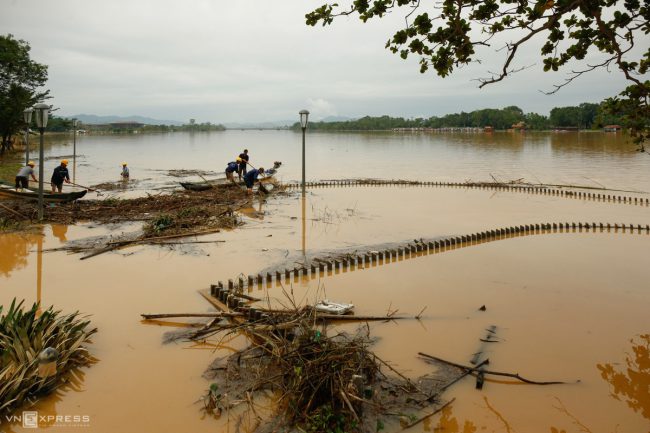 rac-thai-bua-vay-cau-go-lim