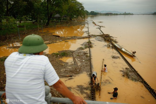 rac-thai-bua-vay-cau-go-lim