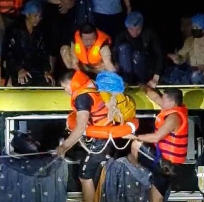 xe-khach-bi-lu-cuon-troi