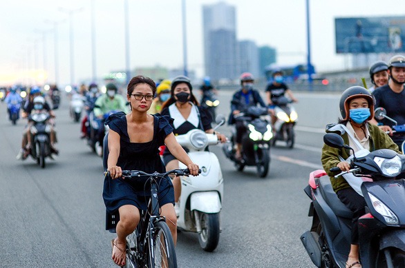 tphcm-giai-bai-toan-ket-xe-tu-xe-dap