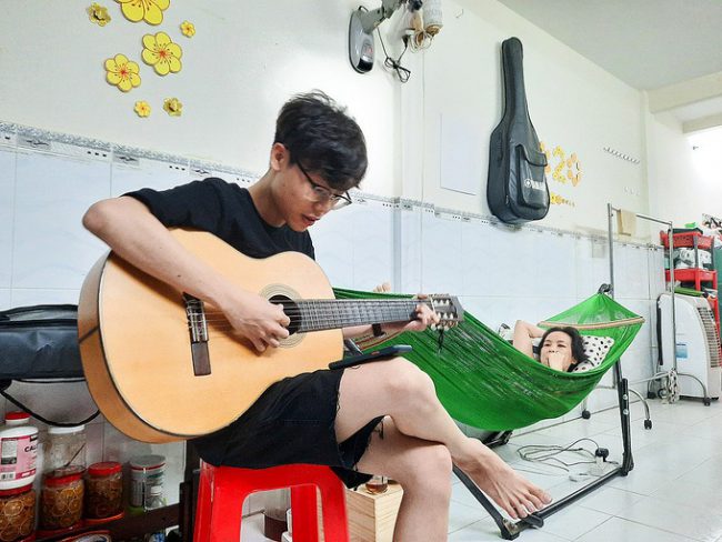 cau-be-di-hat-kiem-tien-thay-than-cho-me