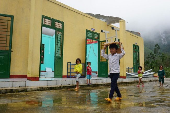 nhom-tre-hoc-duoi-mai-hien-vung-nui-lo