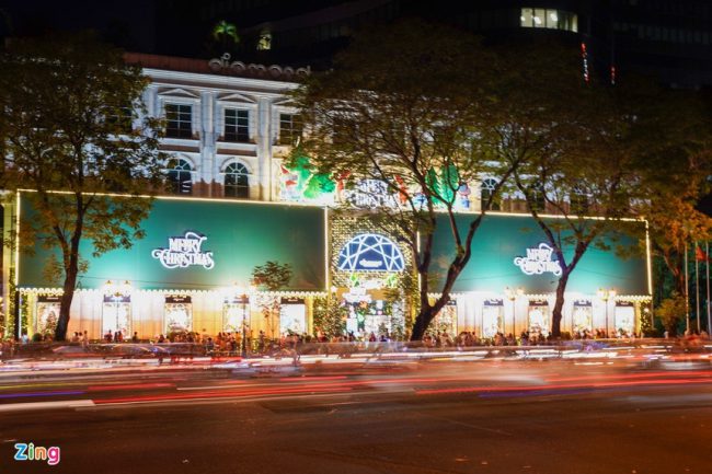 duong-pho-tphcm-ngap-tran-khong-khi-giang-sinh-