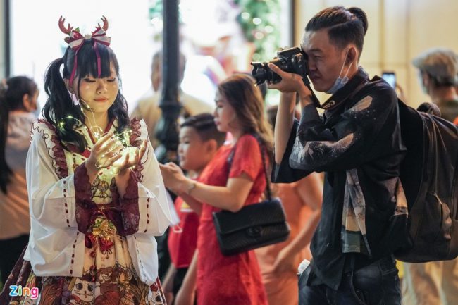 duong-pho-tphcm-ngap-tran-khong-khi-giang-sinh-