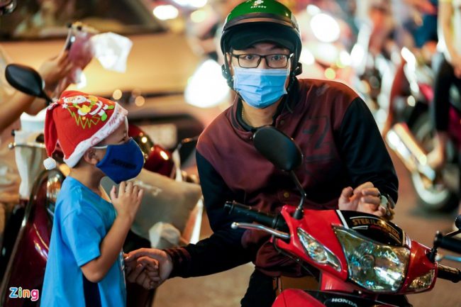 duong-pho-tphcm-ngap-tran-khong-khi-giang-sinh-