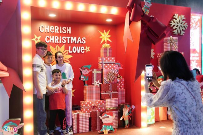 duong-pho-tphcm-ngap-tran-khong-khi-giang-sinh-