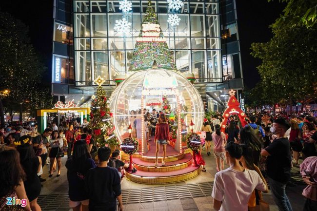 duong-pho-tphcm-ngap-tran-khong-khi-giang-sinh-