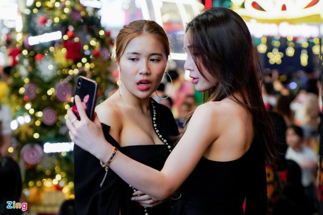 duong-pho-tphcm-ngap-tran-khong-khi-giang-sinh-