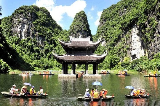 ninh-binh-dung-don-du-khach-den-tu-tp-hcm