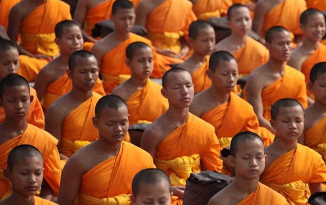 nha-su-o-thai-bien-chai-nhua-thanh-ao-ca-sa