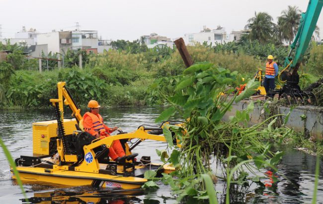 de-xuat-thu-may-vot-rac-tren-song