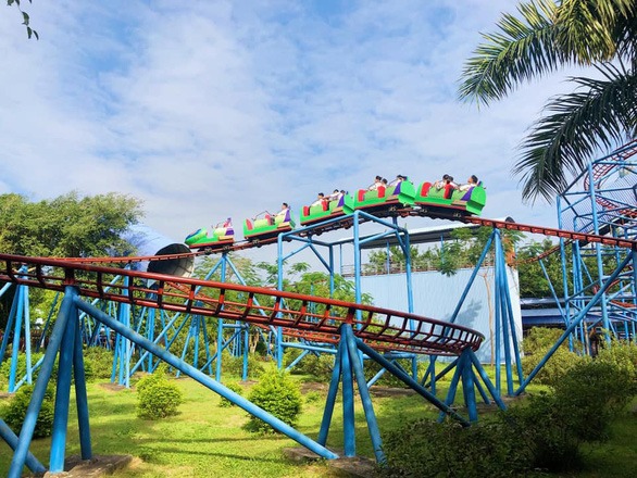 tau-luon-sieu-toc-o-khu-du-lich-vang-khoi-duong-ray