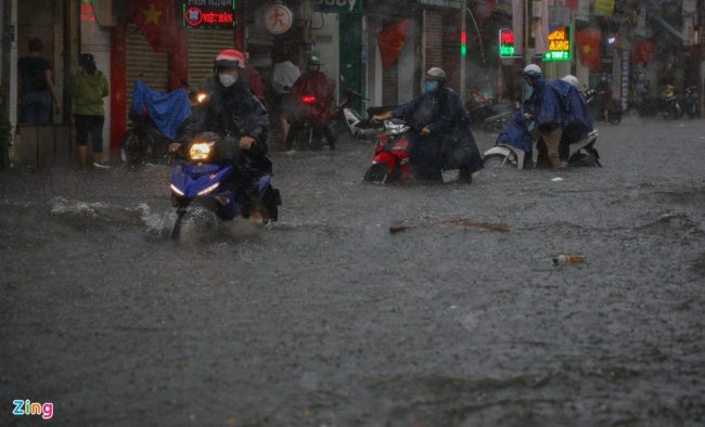 mua-30-phut-khu-vuc-cho-thu-duc-ngap-sau-trong-bien-nuoc