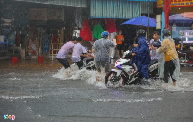 mua-30-phut-khu-vuc-cho-thu-duc-ngap-sau-trong-bien-nuoc