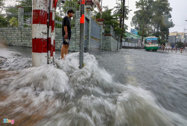 mua-30-phut-khu-vuc-cho-thu-duc-ngap-sau-trong-bien-nuoc