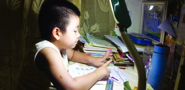 tre-o-nha-mot-minh-giua-mua-dich