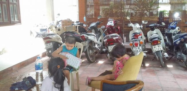 tre-o-nha-mot-minh-giua-mua-dich