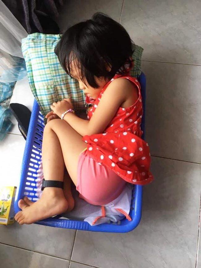 tre-o-nha-mot-minh-giua-mua-dich