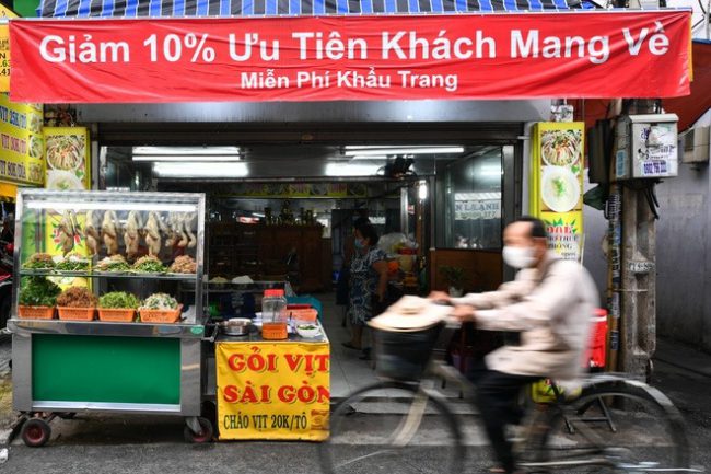 nguoi-ban-ve-so-o-tphcm-duoc-ho-tro-50000-dong