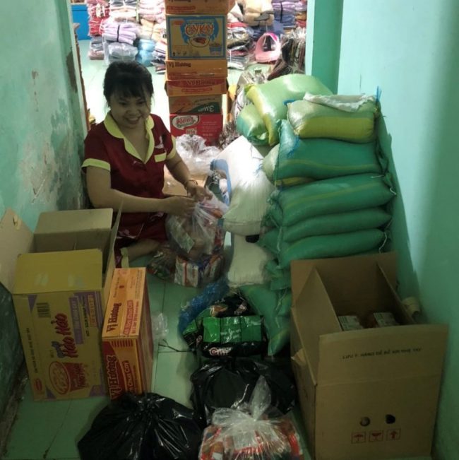 chu-tro-o-tphcm-giam-nua-tien-nha-tang-qua-cho-dan-lao-dong