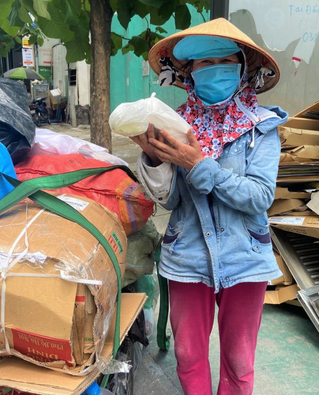 chang-trai-di-khap-tphcm-phat-com-chay-trong-mua-dich