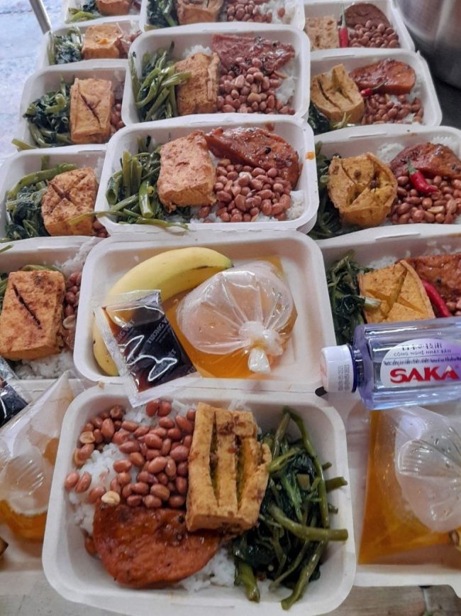 chang-trai-di-khap-tphcm-phat-com-chay-trong-mua-dich