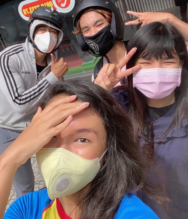 chang-trai-di-khap-tphcm-phat-com-chay-trong-mua-dich